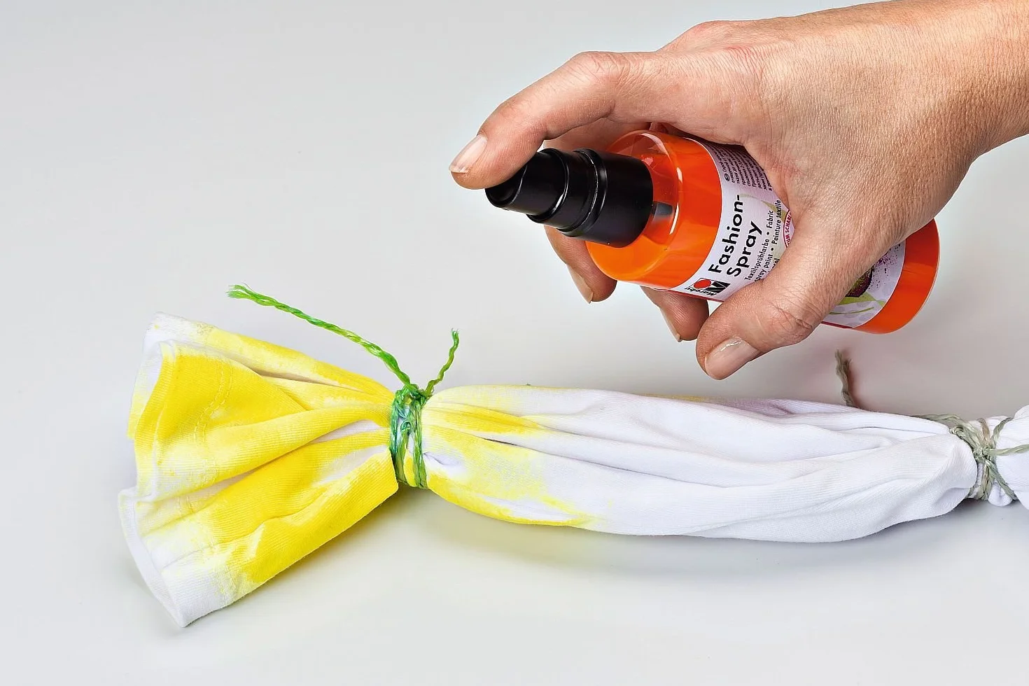 Marabu 17190050061 - Fashion Spray reseda 100 ml, farba w sprayu do tekstyliów, z pompką, do jasnych tkanin, miękki w dotyku, łatwe mocowanie, odporna na pranie w temperaturze do 40°C, wspaniałe efekty na tkaninie