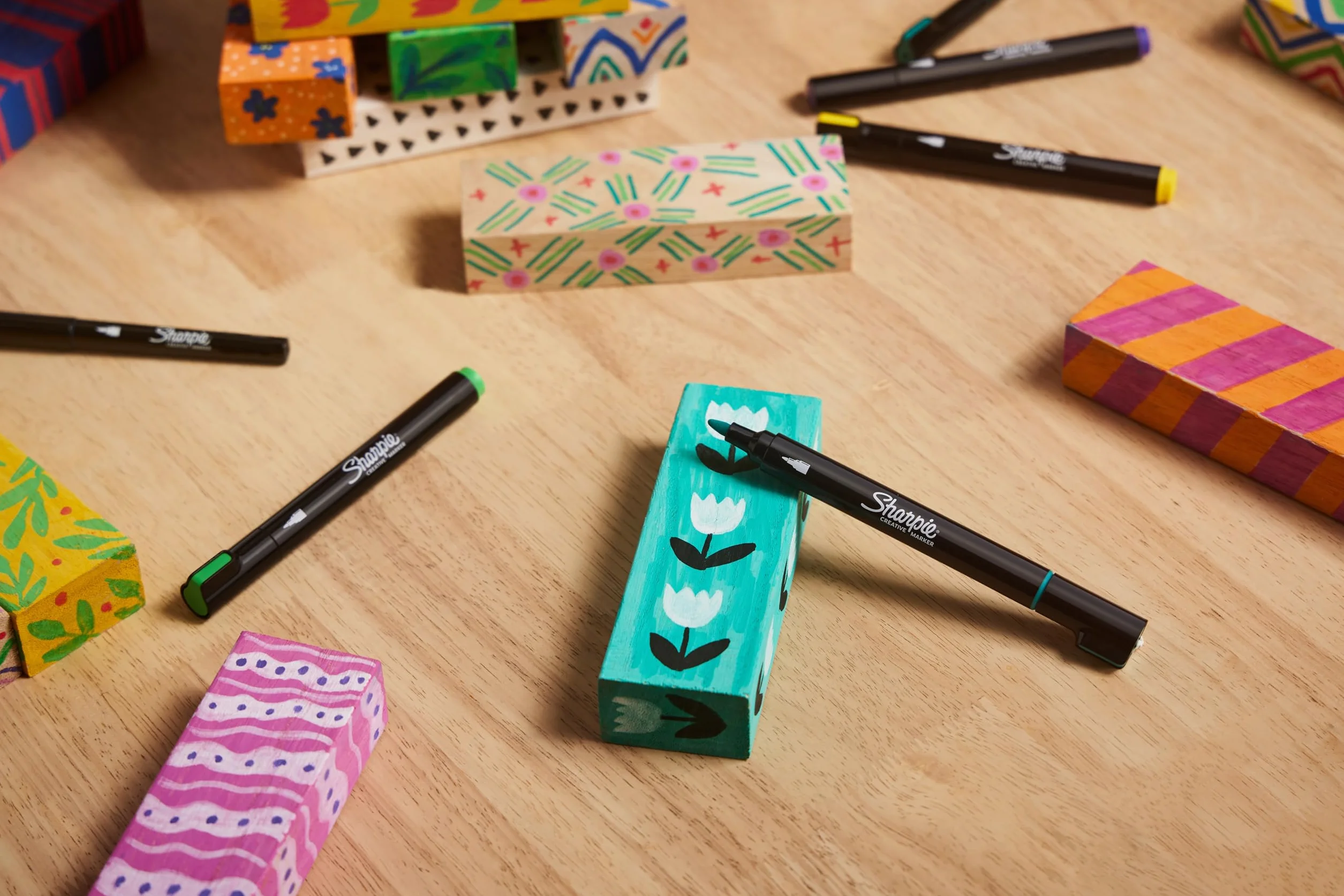 Markery artystyczne Sharpie z farbą akrylową | Farba na bazie wody | Nie przeciekający tusz umożliwia pisanie na większości powierzchni | Końcówka stożkowa | Różne kolory | 5 sztuk