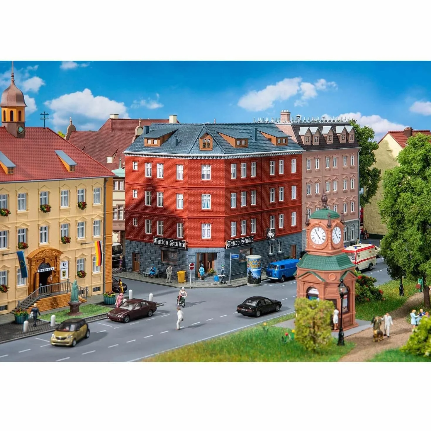 Faller 130138 narożny dom miejski ze studiiem tatuażu, biały