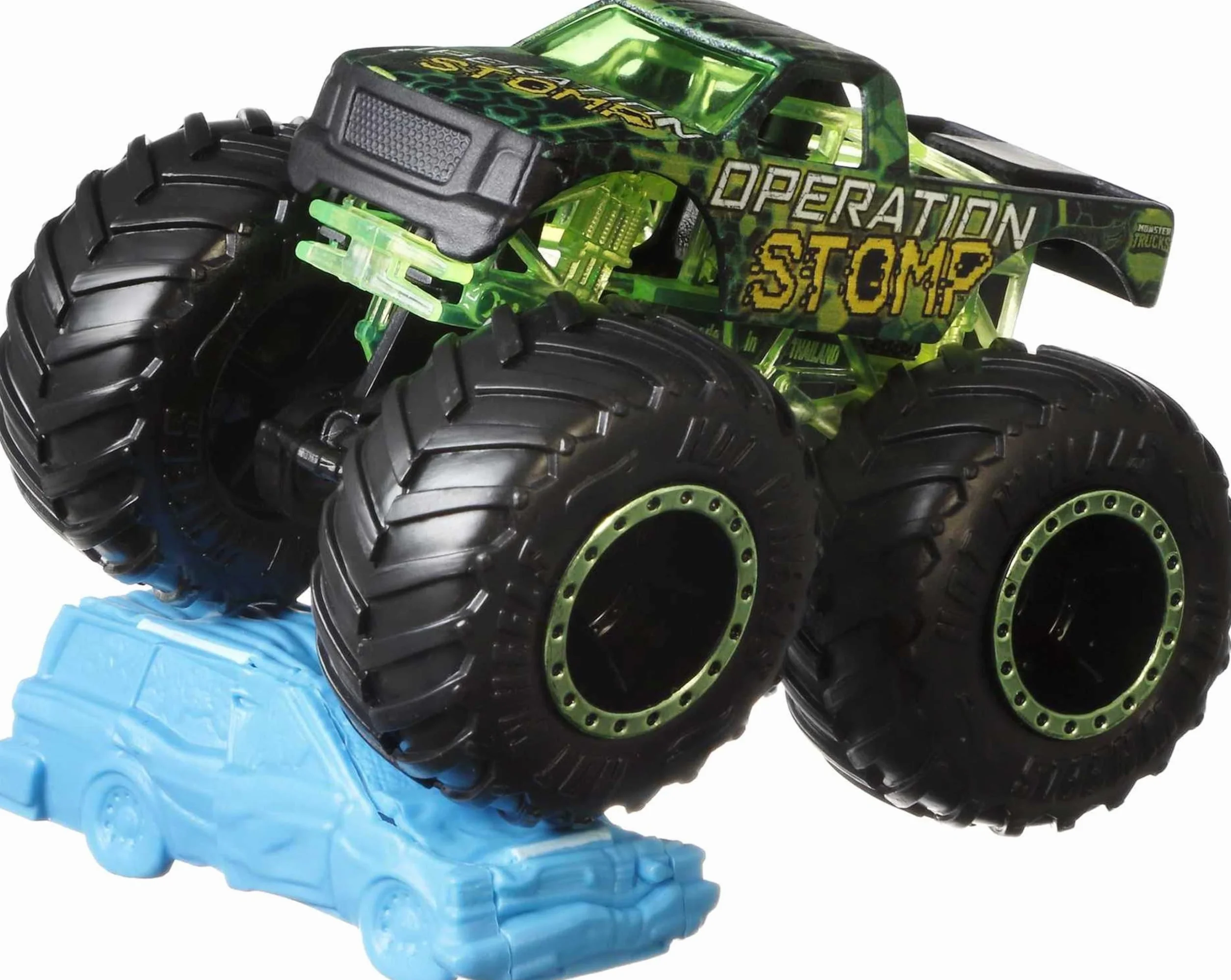 Hot Wheels Monster Trucks Set, 1 Toy Truck in 1:64 Scale & 1 Crushable Car, Vehicle Play for Kids & Collectors (Styles May Vary), FYJ44