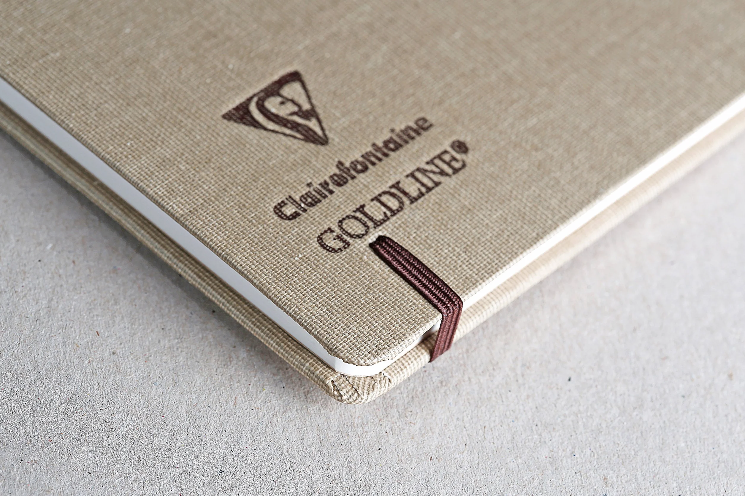 Clairefontaine 96109C album podróżny Goldline 64 strony biały papier rysunkowy 20x20 cm 180g, płócienna okładka i elastyczne zamknięcie nadaje się do wielu technik, praktyczny i wytrzymały, beżowy
