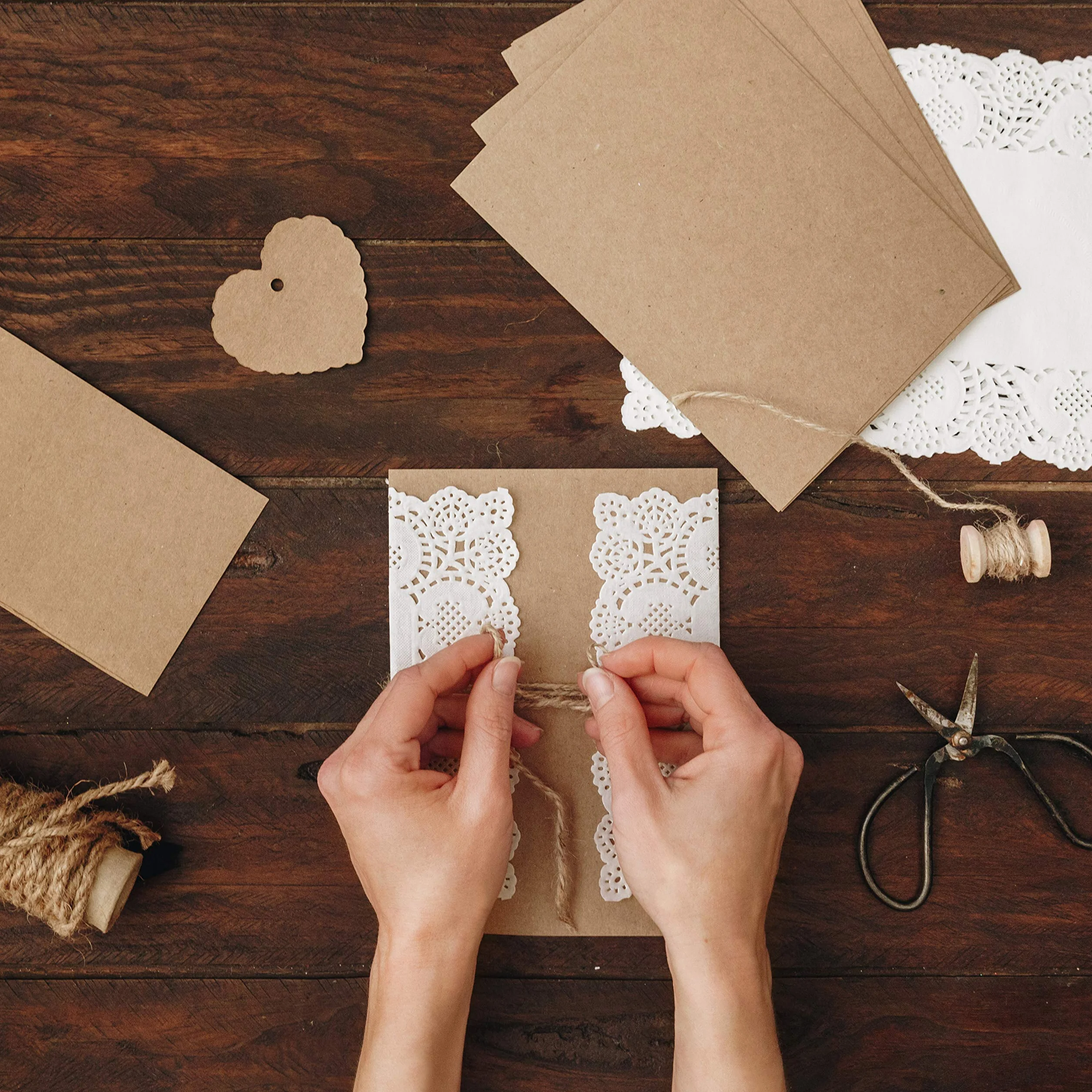 OfficeTree 50x Papier Kraft A4 300 g/m² - Brązowy - Grube, zadrukowywalne arkusze do drukarek atramentowych i laserowych, rękodzieła i scrapbookingu - Papier Rzemieślniczy A4 - Papier Kartonowy