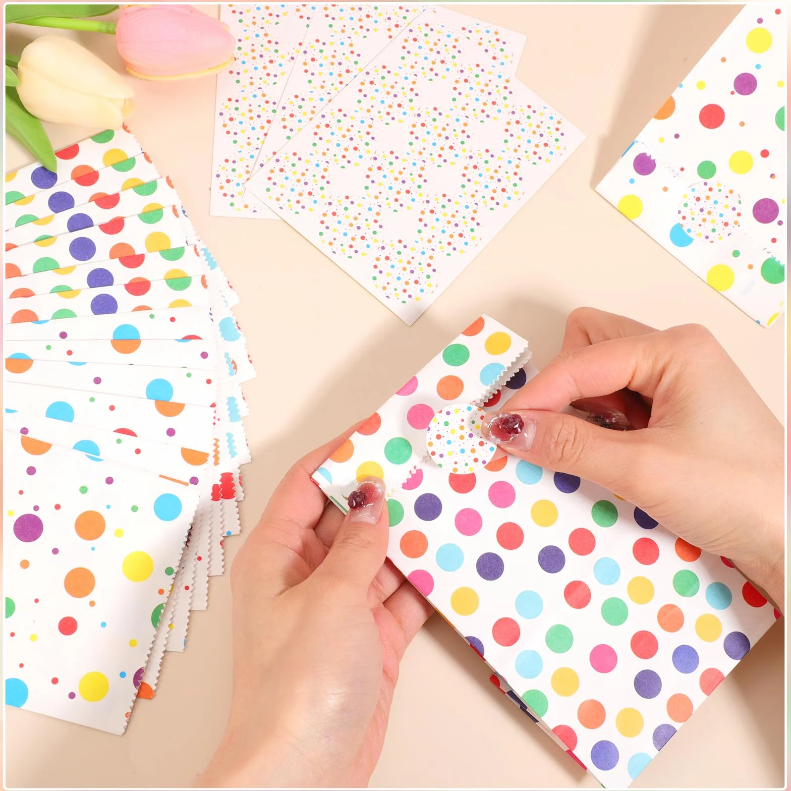 woric 50 sztuk małych torebek papierowych na urodziny dziecka, 18 x 9 x 6 cm, małe torebki na prezenty, 60 naklejek, kolorowe torebki na słodycze, na wesele, upominki, urodziny dziecka (2 style)