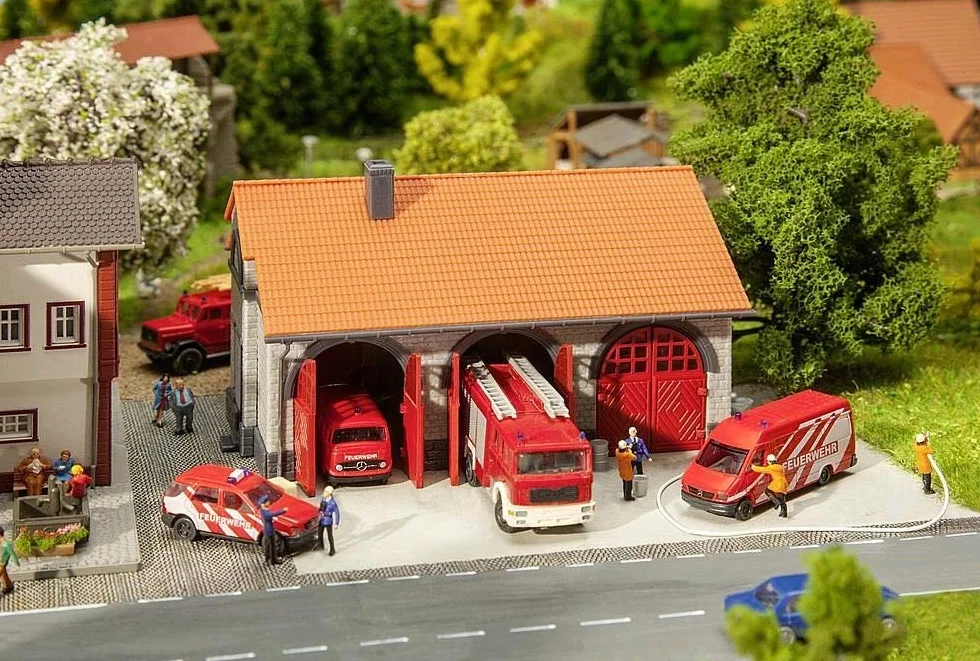 FALLER Domek strażacki, zestaw modelarski z 203 elementami 101 x 82 x 60 mm, akcesoria modelarskie N I model kolejki N warsztat strażacki, kremowy i brązowy
