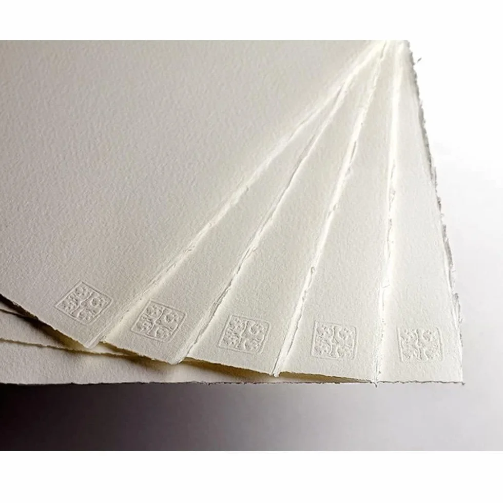 St Cuthberts Mill Saunders Waterford papier akwarelowy T46330051011C: 300 g/m², drobnoziarnisty, blok akwarelowy 31 x 23 cm, klejony na okrągło, 20 arkuszy, biały