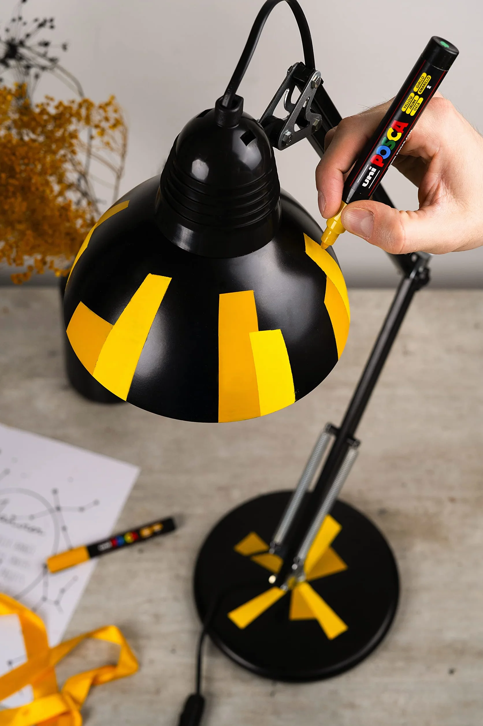 Posca Marker permanentny na bazie wody – do zastosowania na wielu powierzchniach – PC-3M 0,9–1,3 mm drobny – zestaw 16 długopisów w plastikowym portfelu upominkowym – pełne spektrum