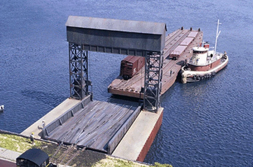 Walthers HO Scale Cornerstone Series® fartuch Carfloat 8-1/2 x 8-1/2 x 8-5/8 cala wysokość nad wodą 21,2 x 21,2 x 21,6 cm