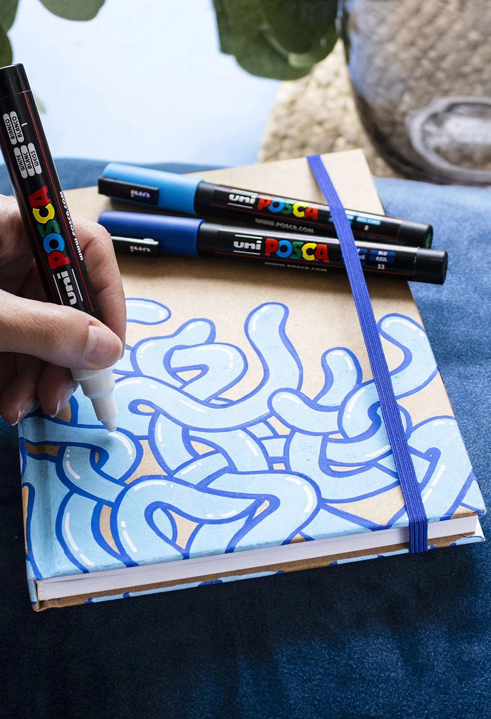 Posca Marker permanentny na bazie wody – do zastosowania na wielu powierzchniach – PC-3M 0,9–1,3 mm drobny – zestaw 16 długopisów w plastikowym portfelu upominkowym – pełne spektrum