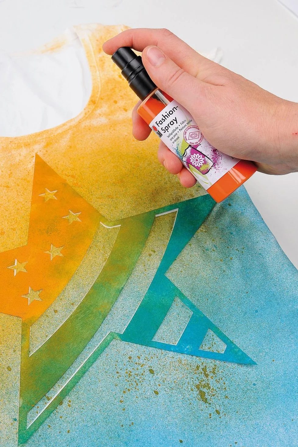 Marabu 17190050061 - Fashion Spray reseda 100 ml, farba w sprayu do tekstyliów, z pompką, do jasnych tkanin, miękki w dotyku, łatwe mocowanie, odporna na pranie w temperaturze do 40°C, wspaniałe efekty na tkaninie