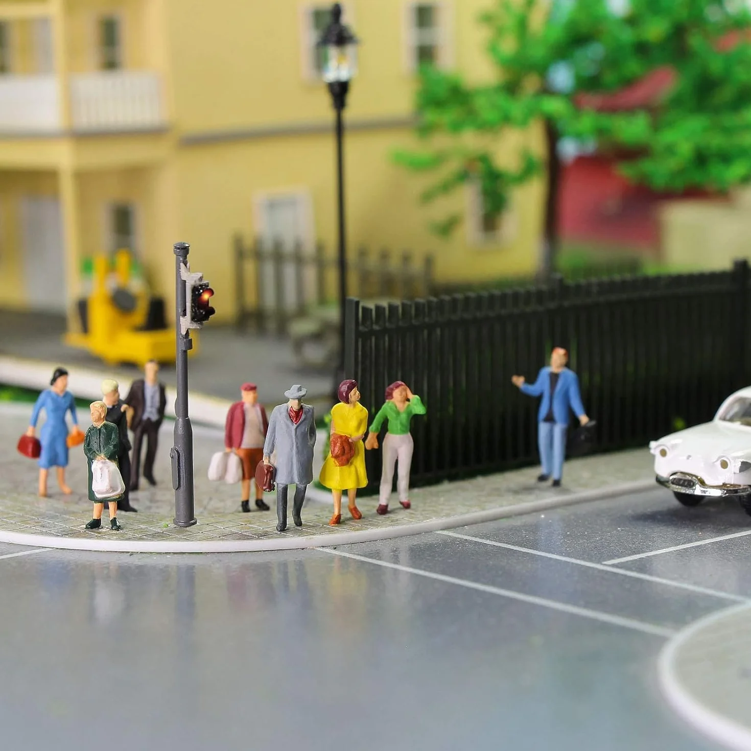 80 sztuk miniaturowych figurek do kolejki modelowej, różne figurki siedzące i stojące przechodniów, malowane figurki siedzące i stojące w skali 1:85